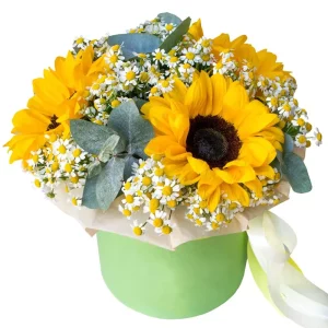 Цветы в коробке с подсолнухами